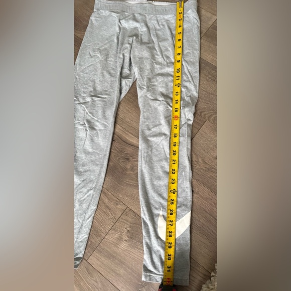 Nike Woman’s Gray Leggings - Picture 4 of 7